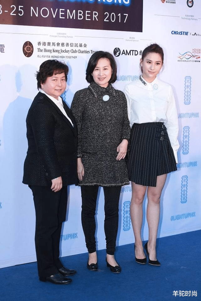 何超莲|58岁何超琼与29岁何超莲同框，都是赌王的女儿，但却差点东西