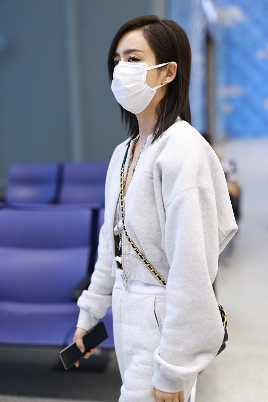 穿衣搭配|佟丽娅真的好瘦，明明穿的是运动风服装，也没有撑起来