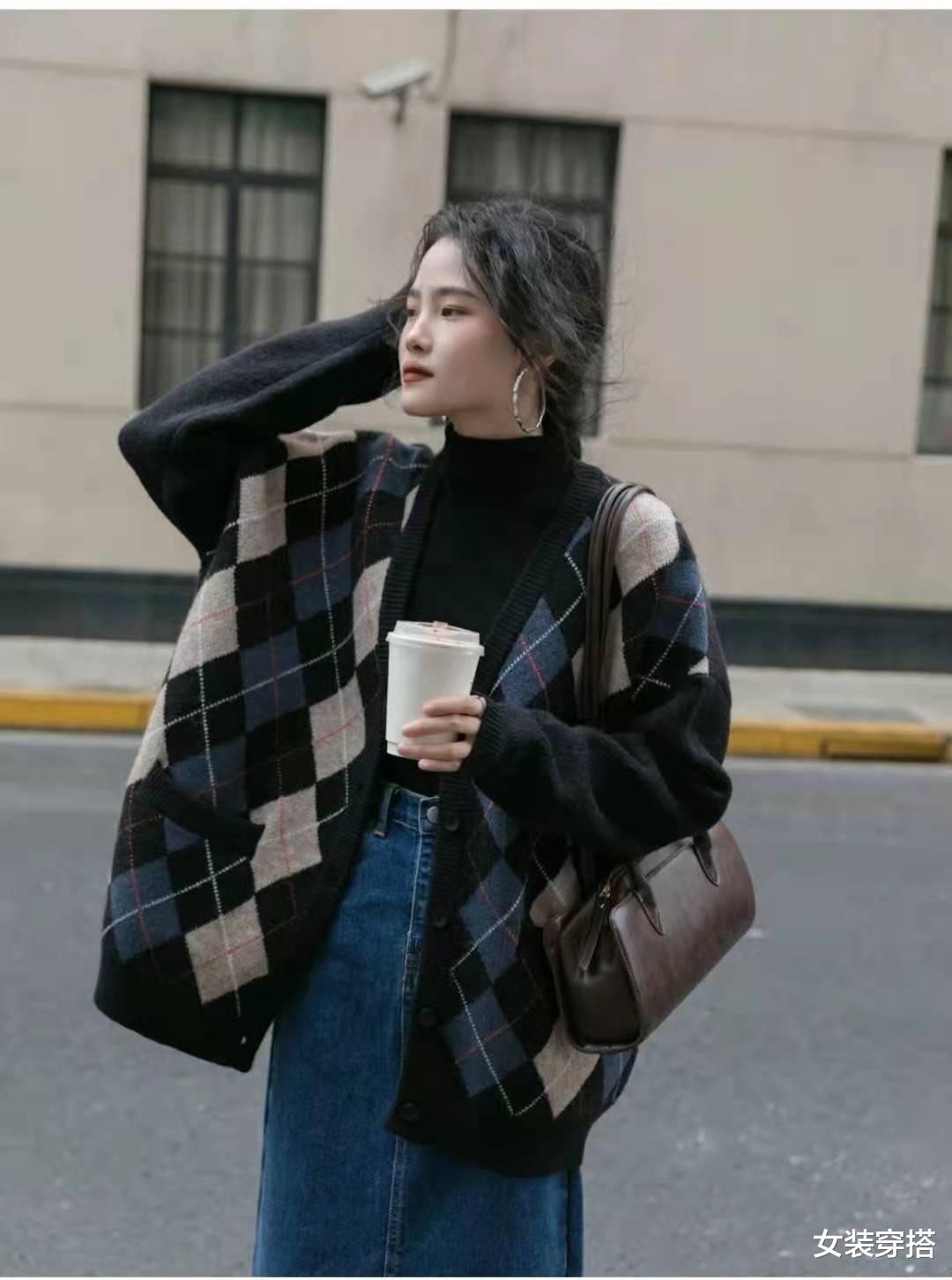 女装穿搭|长款牛仔裙搭配什么样的上衣好看