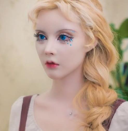 制服|“真人芭比”迪丽拉放弃公主裙，染红发穿制服，网友：恋爱了