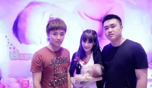 秦奋|“洗头妹”韦雪:2段感情3个娃,成功晋升亿万富婆,她真不简单