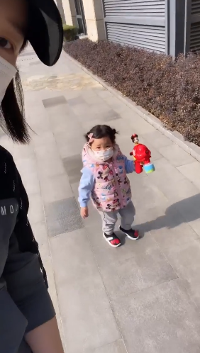 李亚男|李亚男小区遛娃，二胎产后素颜扛打，2岁gabby越长越像妈妈