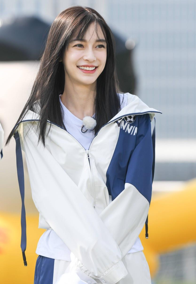 李沁|李沁参加《跑男》和baby坐一起，看清两人坐姿，已婚未婚显而易见