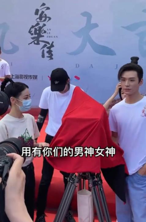 迪丽热巴|迪丽热巴一天官宣两个好消息，杨紫的剧被撤出暑假档，连惨两年