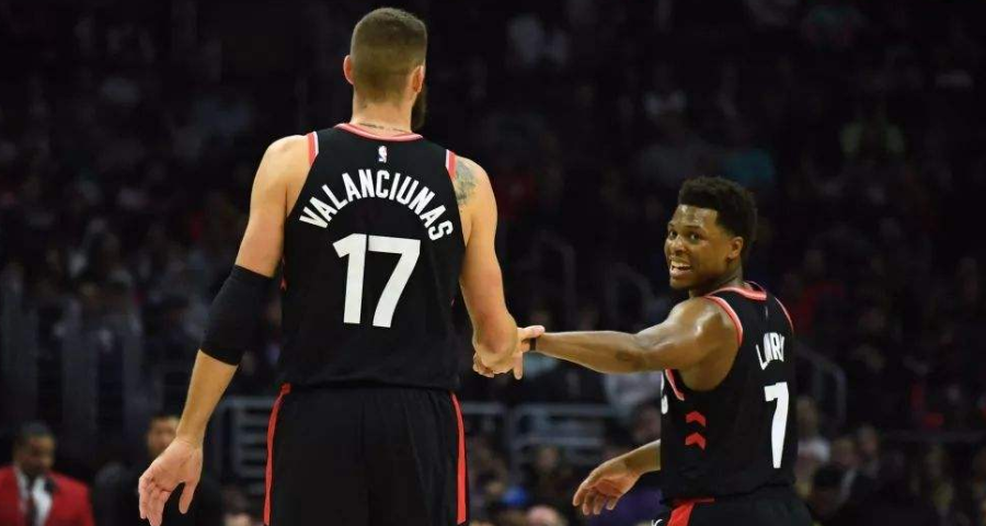 猛龙队|当初在NBA，为什么猛龙队员对伦纳德的出走，都表现得挺友善？