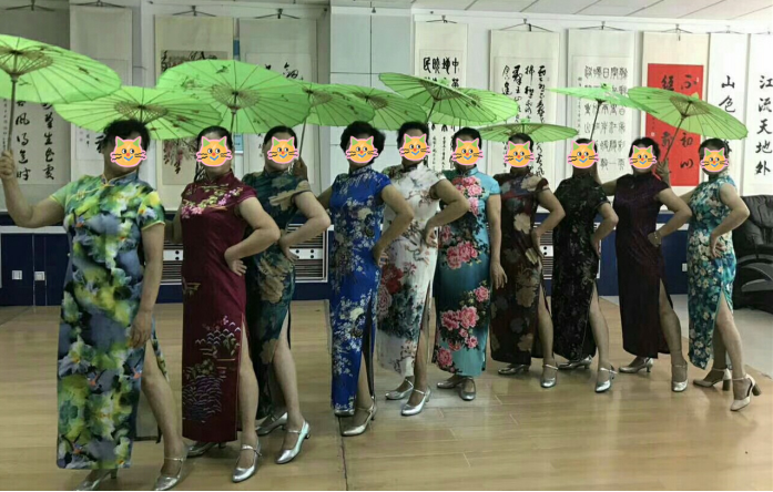 杨幂|54岁影后妮可·基德曼陪老公出席音乐颁奖会：穿高衩洋装风头尽露