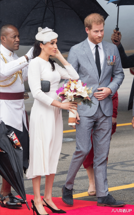 八八尚语UP|梅根二胎后首现身，全白服装脚踩高跟鞋，脱离王室还过着王妃生活