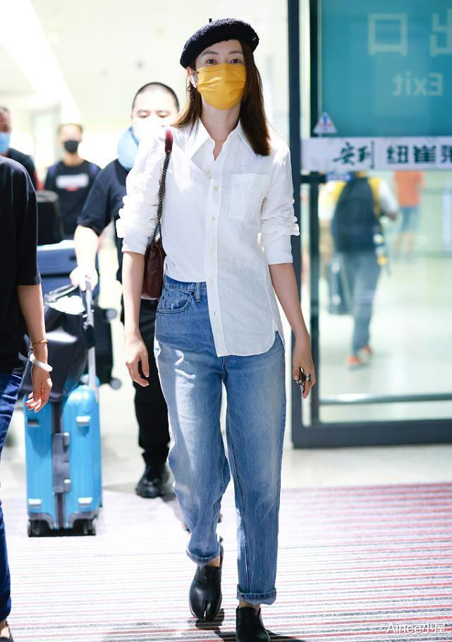 Ainee小屋|童瑶用简单搭配展现气质，衬衫配牛仔裤挺普通，贝雷帽戴出潮流感