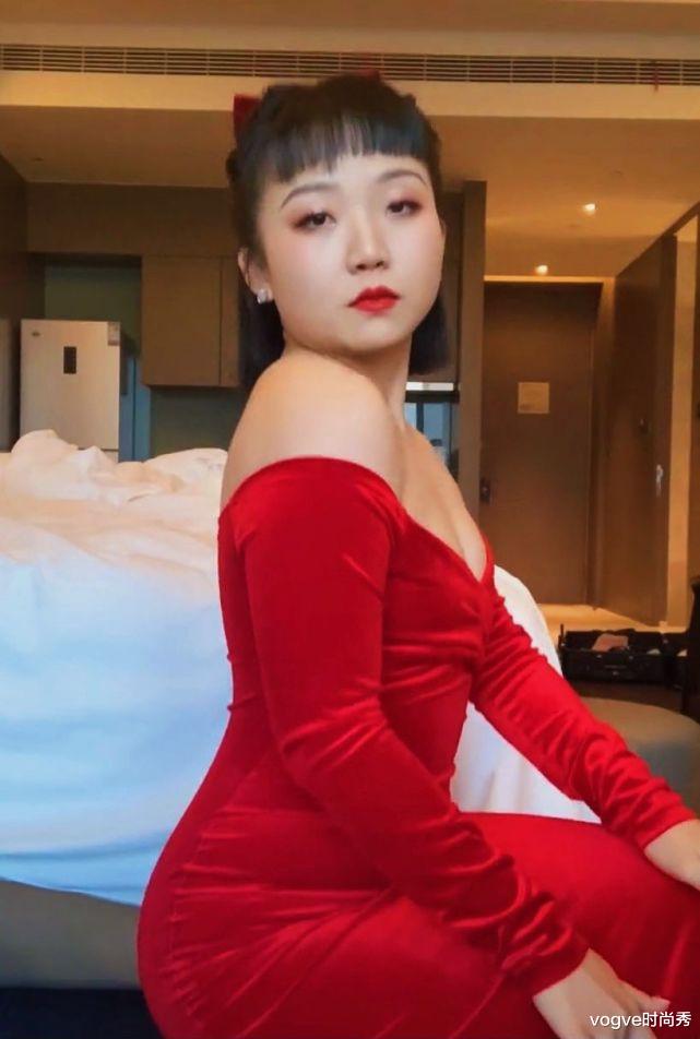 辣目洋子|25岁辣目洋子爆红，一袭红裙“穿出曲线感”，这身材真实存在？