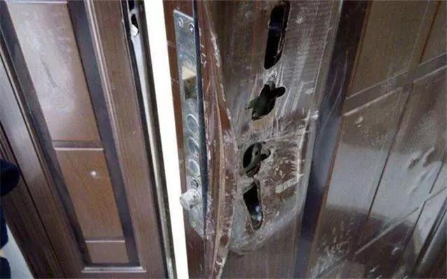 客服|开发商配的进户门，能不能用？听装修师傅分析完，才知我干了蠢事