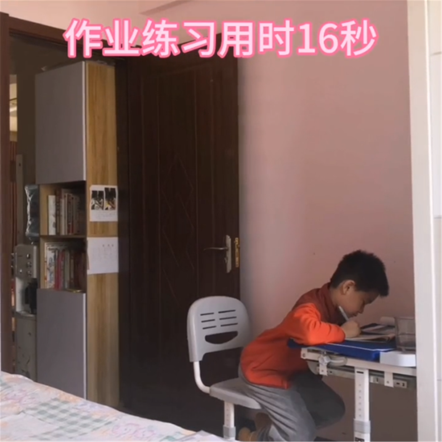 新房装修，孩子学习桌放在哪里最合适？听听“奖状墙”妈妈怎么说
