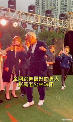 张庭|张庭夫妇10月13日包豪华游艇出游，林瑞阳举杯热舞，搂模特玩得嗨