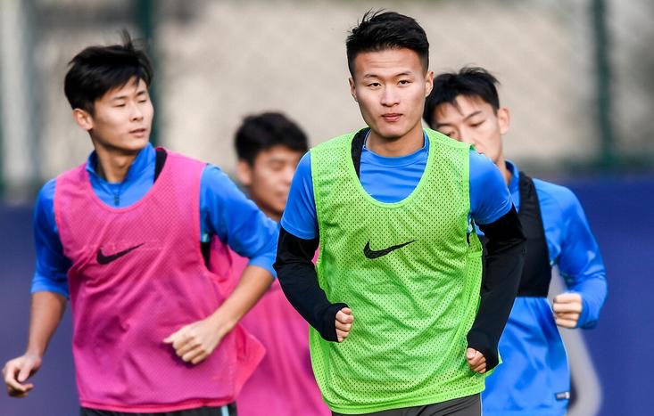 大连|2-1,大连人首胜辽宁队,本土双核进球,4将离队后巴西外援要走?