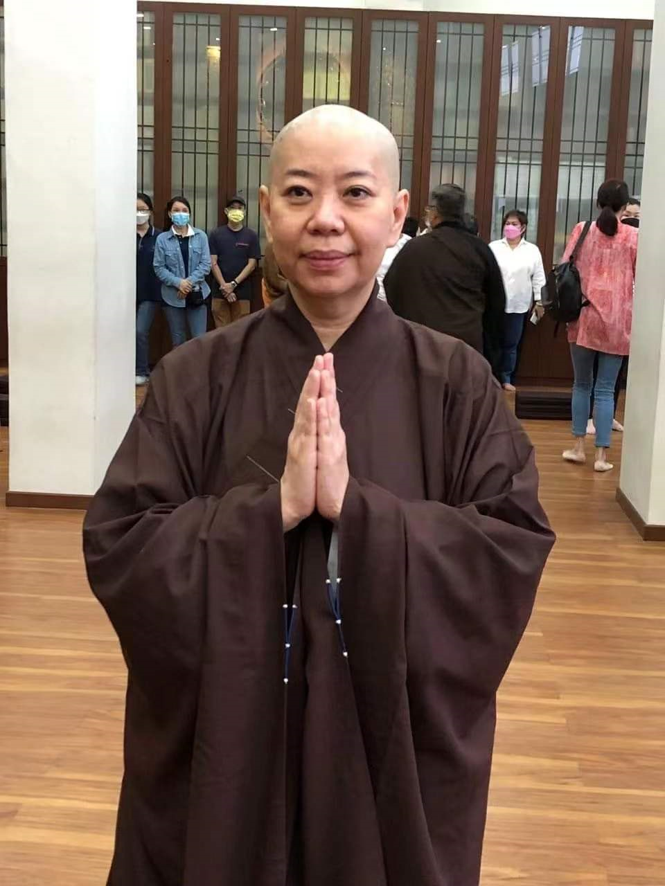 蒋梦婕|55岁女歌手削发为尼,子孙满堂老公健在,与前夫协议2周后离婚