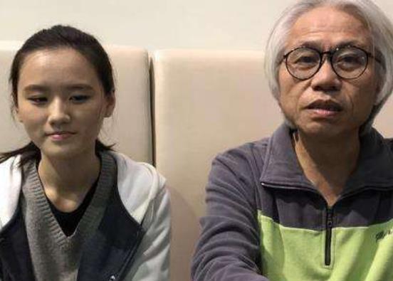 爷孙恋|“爷孙恋”主角相恋7年，丈夫已经开始拄拐，女方也失去了笑容