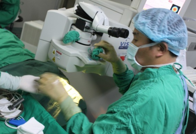 海绵宝宝爱养生|曾用激光手术治近视眼的人,现在眼睛怎么样了?会不会有后遗症?