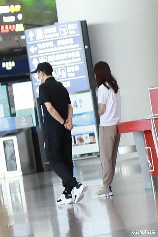 衣在配不在贵|张艺谋穿1万多的鞋走机场，陈婷打扮低调紧随其后，好似导演助理