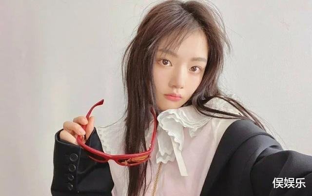 肖战|《玉骨遥》官宣，肖战素衣薄纱仙气足，看到女主大家都愣住了