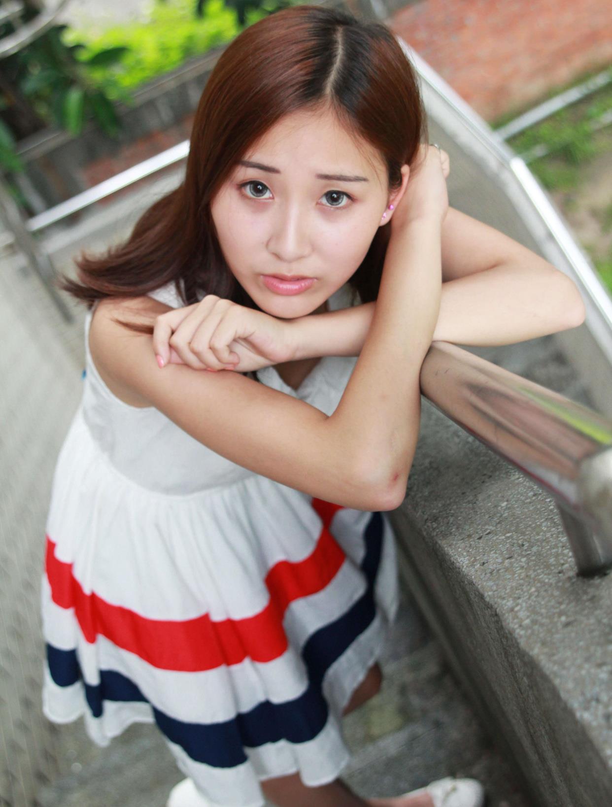 百里守刖|纯洁的白色连衣裙,给人一种清新的自然美,减龄又时尚