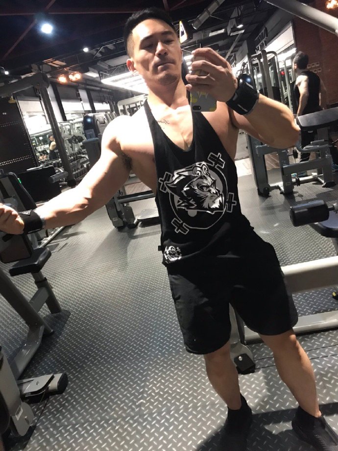 健身圈一哥|一身腱子肉，最爱凹造型，32岁宁波爷们浑身充满原始血性！