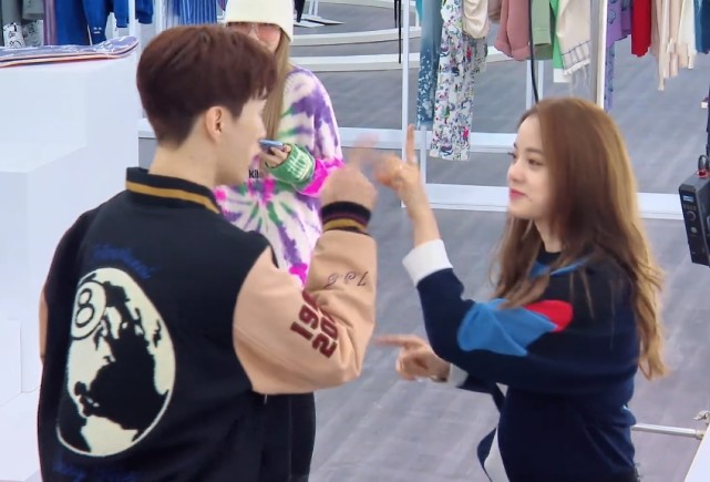 范丞丞|范丞丞拿手机聊天，不慎暴露给欧阳娜娜的备注：这是女友专属的吧？