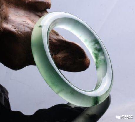 翡翠|本是垫脚石的段家玉，成了宋庆龄的挚爱手镯，如今价值过亿！