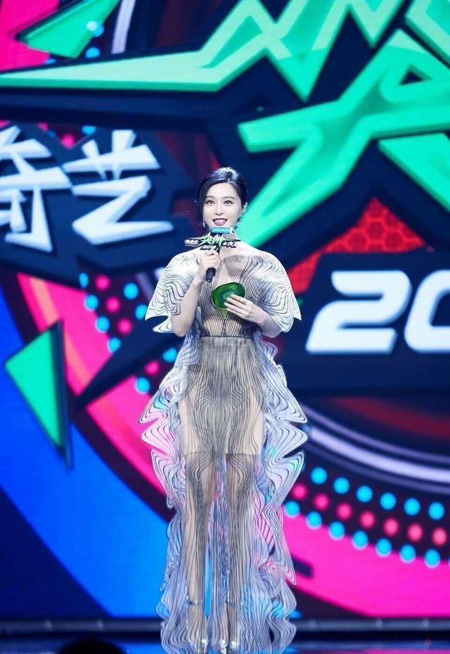 范冰冰|范冰冰一袭波纹透视裙，穿出高级美，十分性感