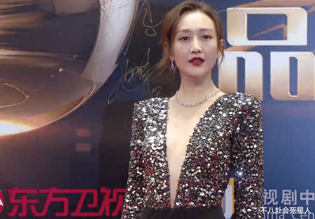 杨紫|女星走红毯火力全开：吴谨言全身涂粉，倪妮露排骨胸，杨紫又瘦了