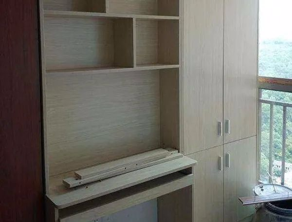 |越来越多人在阳台做柜子，我家也学潮流装法，没想到邻居挤爆来学