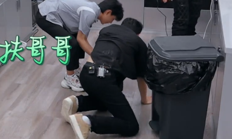 葛优|龚俊张亮苏有朋跌倒镜头轮流播，观众喊话不好笑，节目组大意了