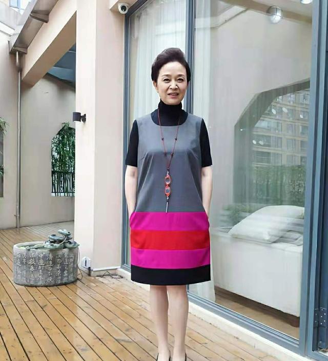 懒美人时尚|刘莉莉穿搭真时髦,笑容亲切非常有感染力,看着完全不像60岁