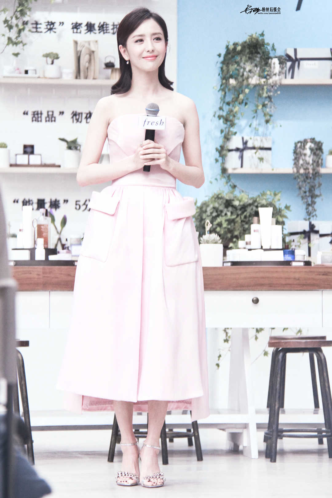 何有强|佟丽娅单身后打扮更“嫩”了，粉色卫衣配短裤休闲随性，甜美俏皮