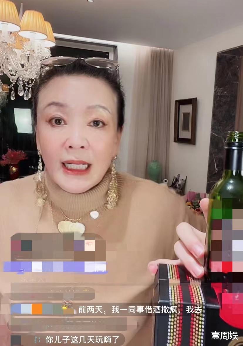 汪小菲|汪小菲母亲在直播间卖酒,网友提到小S,她瞬间就爆发了!