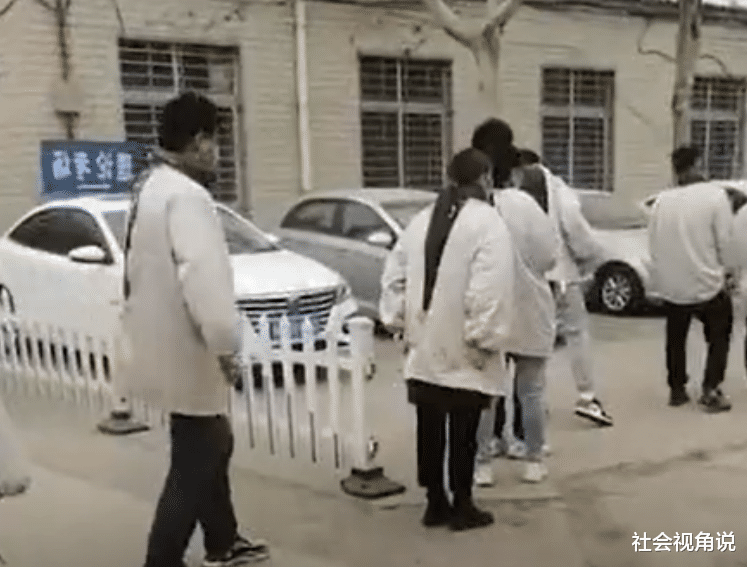 社会视角说 石家庄:科目四考试现场,众学员身披白袍神似“丧葬”,教练回应