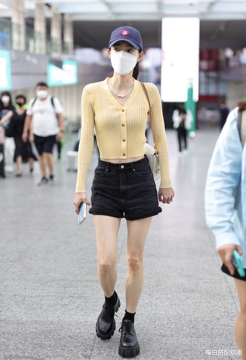 每日搭配指南|36岁王丽坤太会穿了，针织衫配短裤秀“小蛮腰”，气质真的太甜美