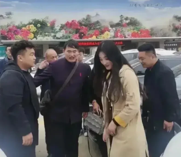 朱之文|大衣哥一人借酒消愁，大衣嫂发视频严正声明！这一家是怎么了？