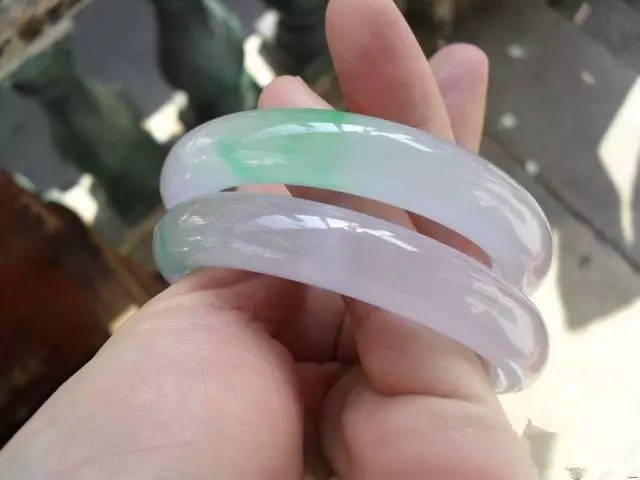 翡翠|缅商送来了块翡翠原石，价值10万种水很诱人，切开后？