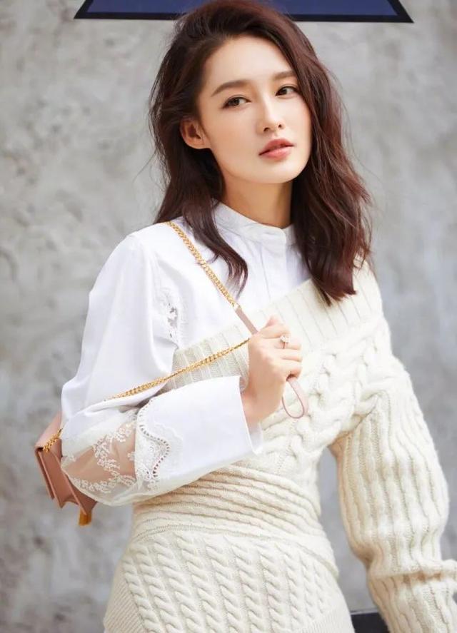 可彡个人形象管家|30岁的李沁外出郊游青春活力十足，她的穿搭亮眼了