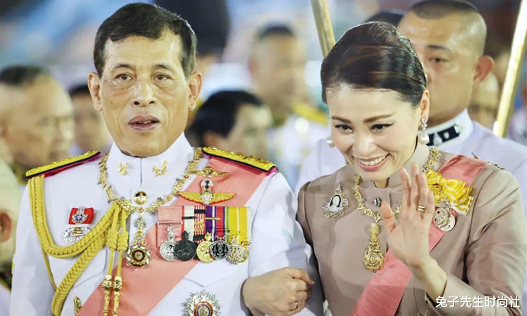 王新|泰王又一名妃子晋升，与姐妹们泳池照曝光，活脱脱是一个假小子！