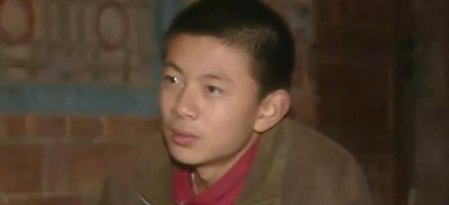 蓦然一牟 亲生母亲仅隔500米,为何不敢相认?父母离异孩子就注定孤独吗