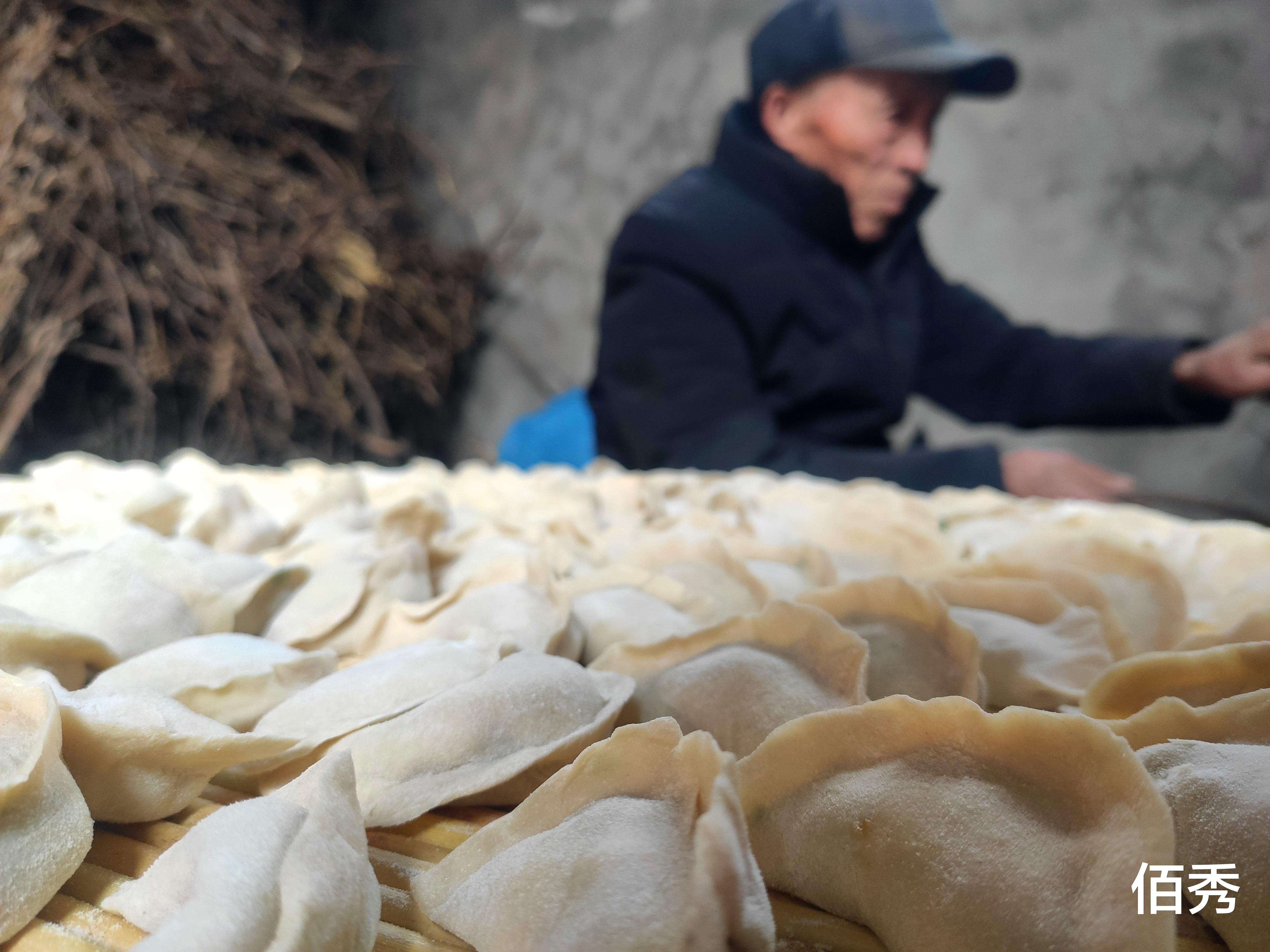 佰秀 农村四姐外出打工，出发前去田里挖野菜，解油腻，又能和工友分享