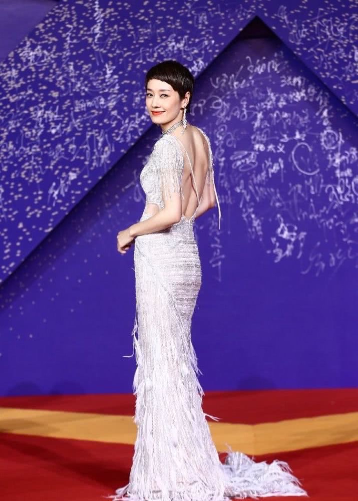 高马尾 马伊琍的“贴头短发”太美了！穿一身流苏露背礼服裙又美又飒。