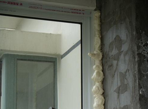 蓝窗贝贝 门窗安装是靠发泡来固定？