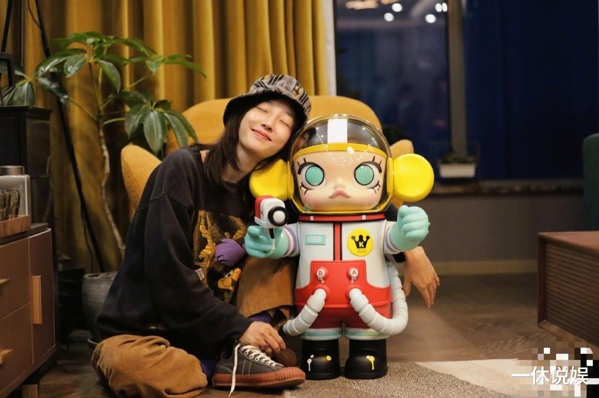 白百何|白百何懒理“二胎”风波，和儿子在小区堆雪人，母子两人笑得开怀