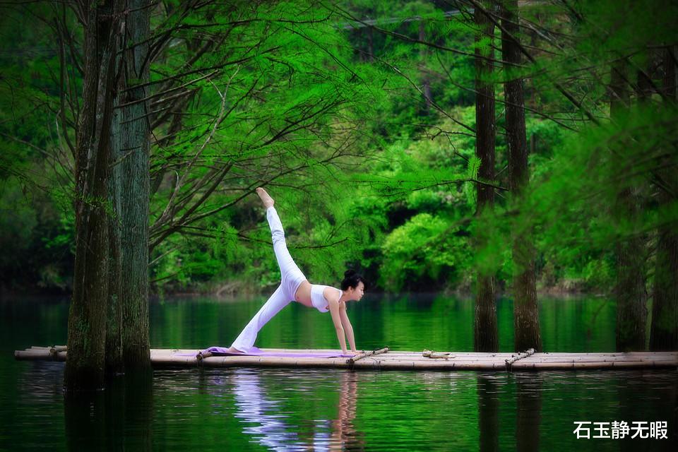 赵丽颖|33岁赵丽颖产后暴瘦到88斤，穿背带裙秀腰身，“马蜂腰”完胜吉娜