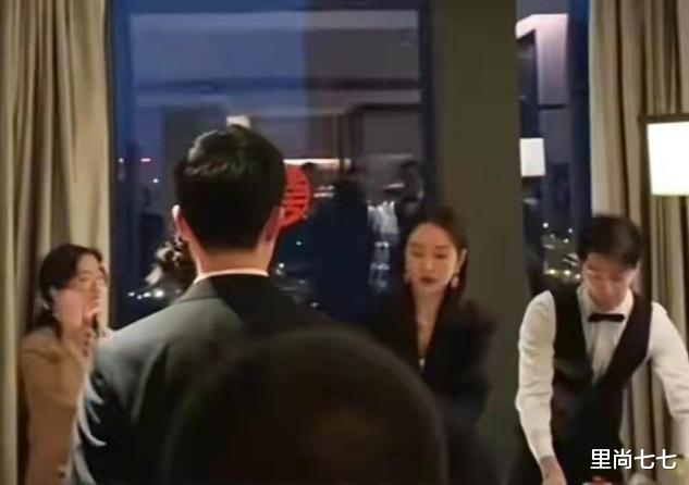 王鸥|王鸥现身妹妹婚礼，身材圆润胖出镜，一袭香槟礼服比新娘还富态