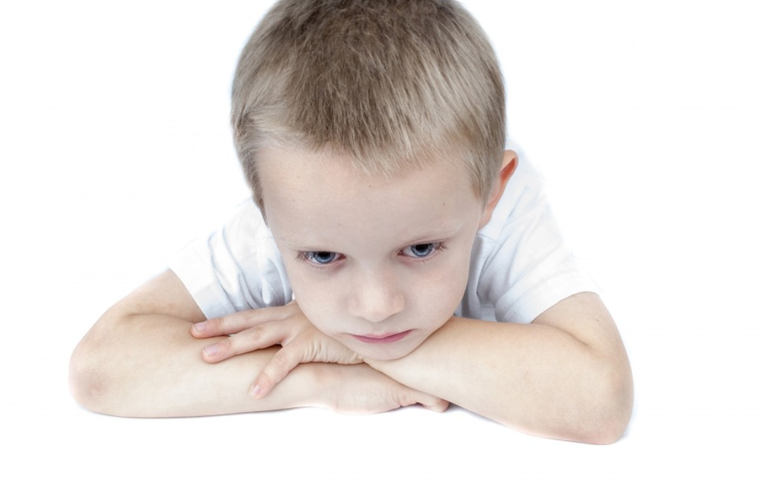 玥妈妈聊育儿|“你是男孩子,打针不能哭”,想要孩子坚强,不靠骂,而是这6点