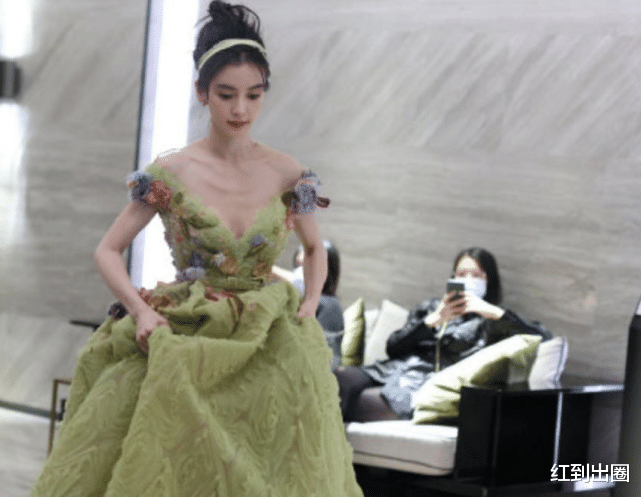 Angelababy|Baby芭莎慈善夜造型曝光，穿V领长裙显清瘦身材，三层锁骨太吸睛