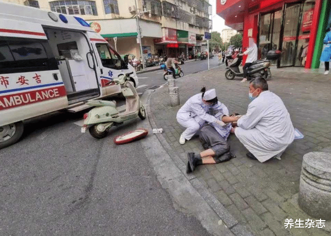 骨质疏松|吃它如吃塑料袋，65岁大爷瘫痪去世，教授：常吃1物等于“自残”