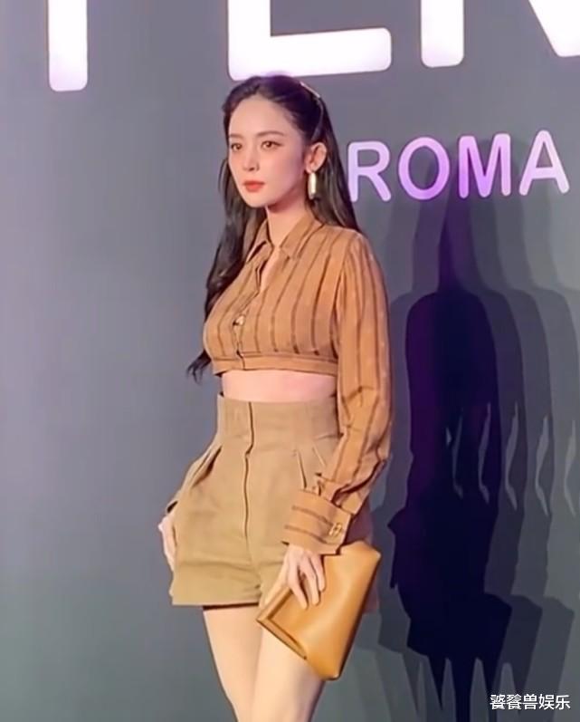 蒋欣|娜扎曝活动照，90小花的生图颜值已追上热巴，侧颜线条感太绝了